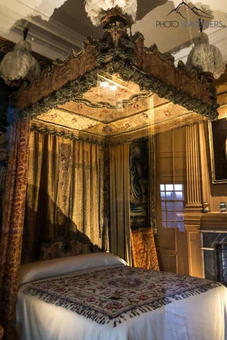 Le lit à baldaquin dans le tour nord-ouest
