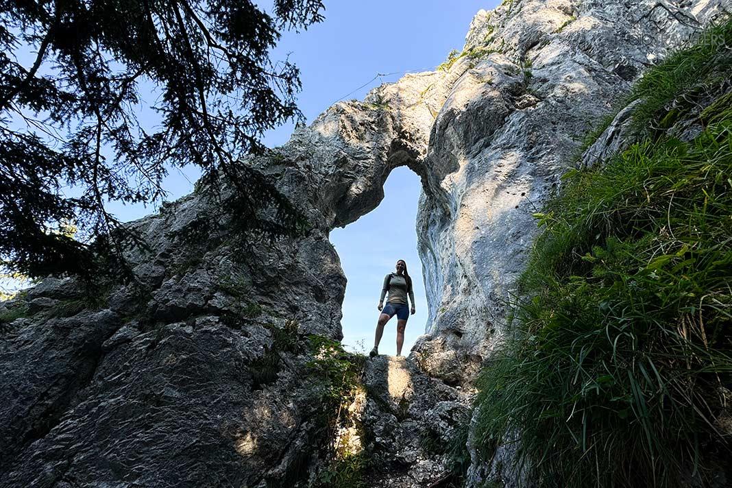 A blogueira de viagem Biggi Bauer na chamada janela Breitenstein, um arco de pedra