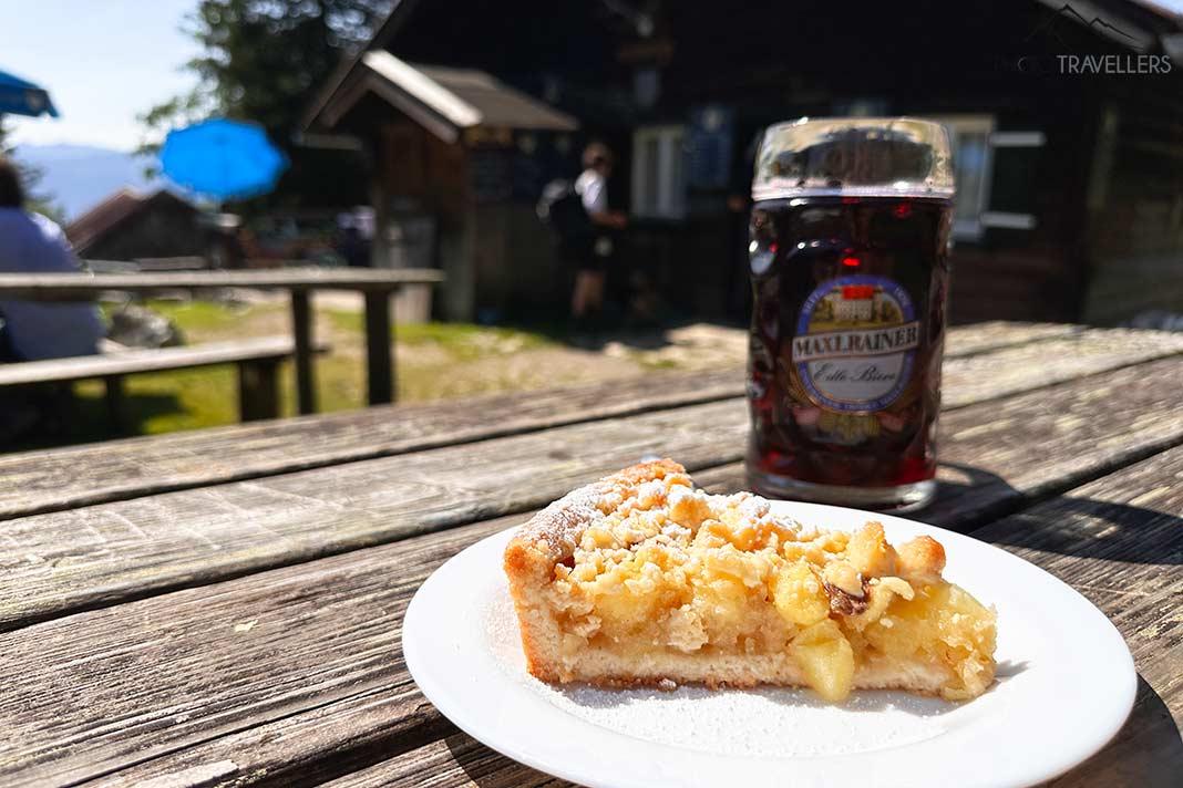Uma torta de maçã e um suco em uma mesa na cabana Hubertus