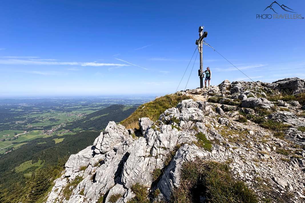 A blogueira de viagem Biggi Bauer no cruz do pico oeste do Breitenstein