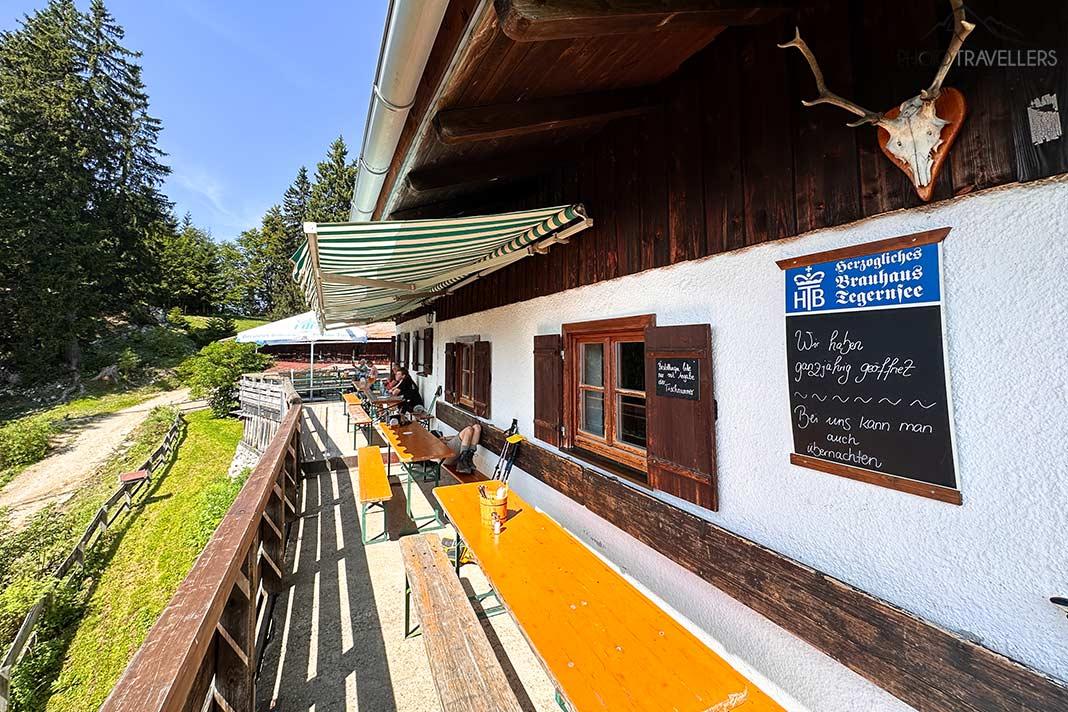 Caminhantes na varanda da Kesselalm