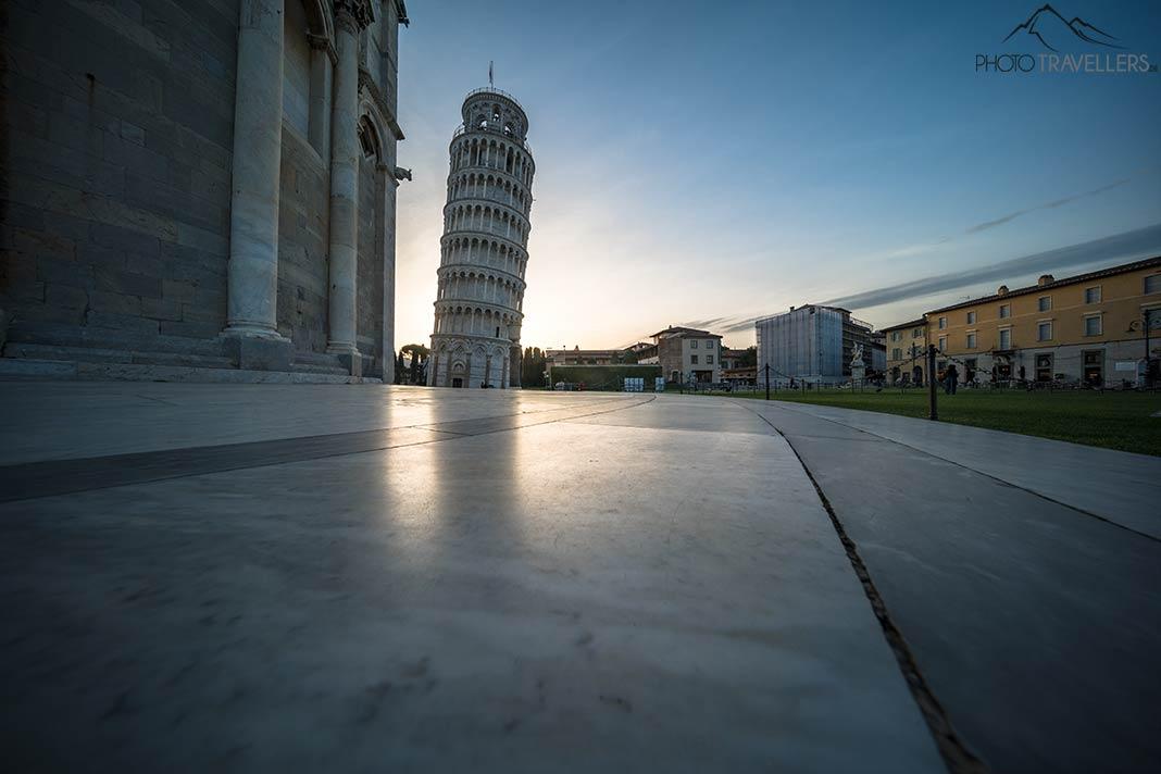 La tour penchée de Pise le matin dans la lumière du contre-jour