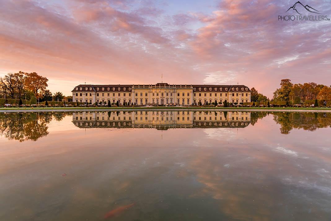 El Palacio de Ludwigsburg con reflejo en el agua por la tarde
