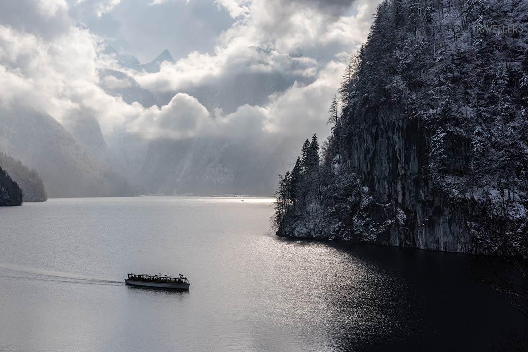 Vue depuis le point de vue du Malerwinkel sur le Königssee en hiver, avec un bateau naviguant