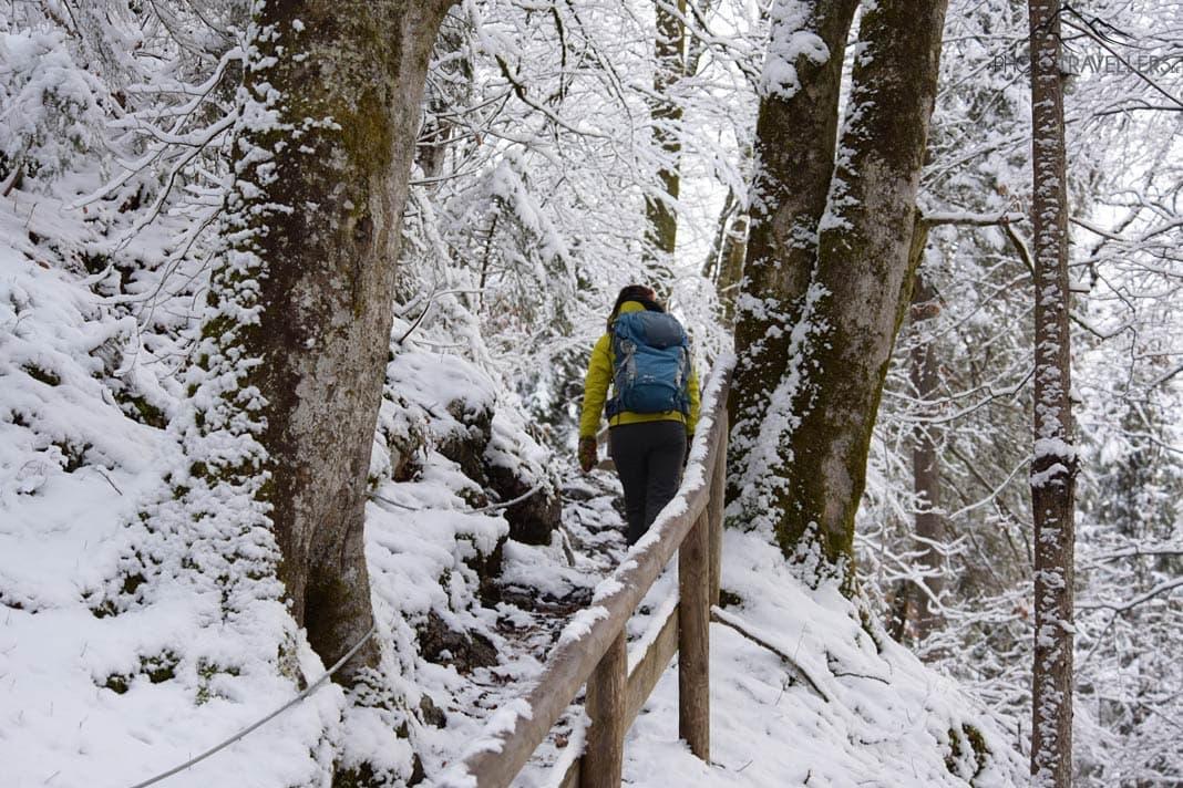 La blogueuse de voyage Biggi Bauer monte en hiver le sentier Rabenwand