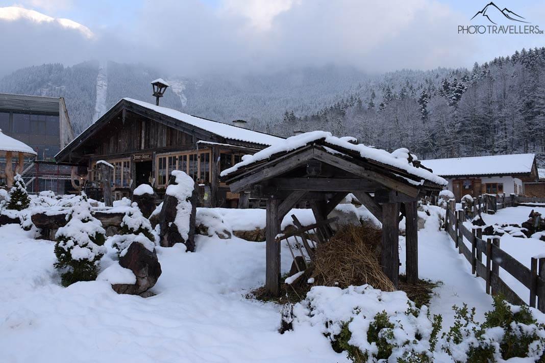Une cabane en bois enneigée à Schönau am Königssee