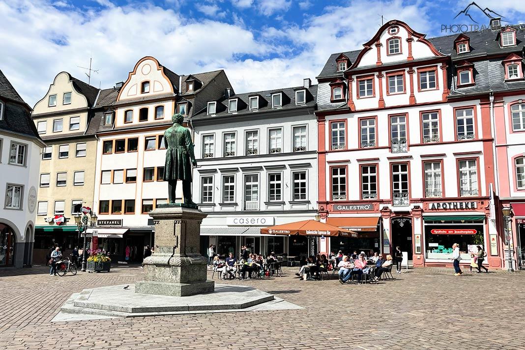 A Praça dos Jesuítas com as casas coloridas em Koblenz