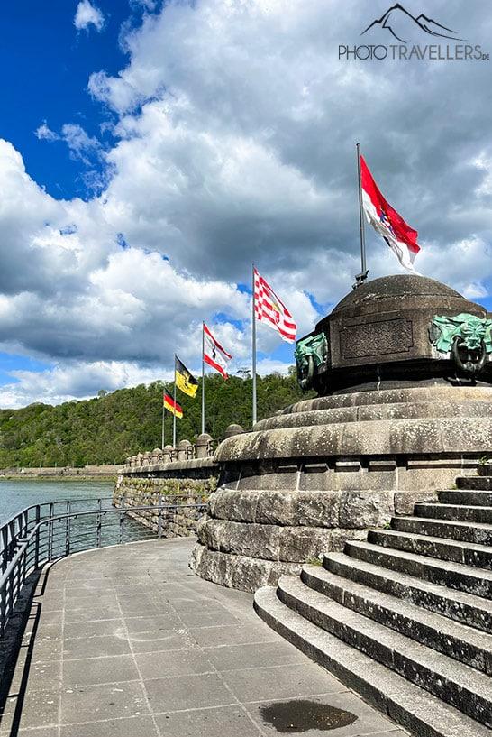 Bandeiras no Deutsches Eck em Koblenz