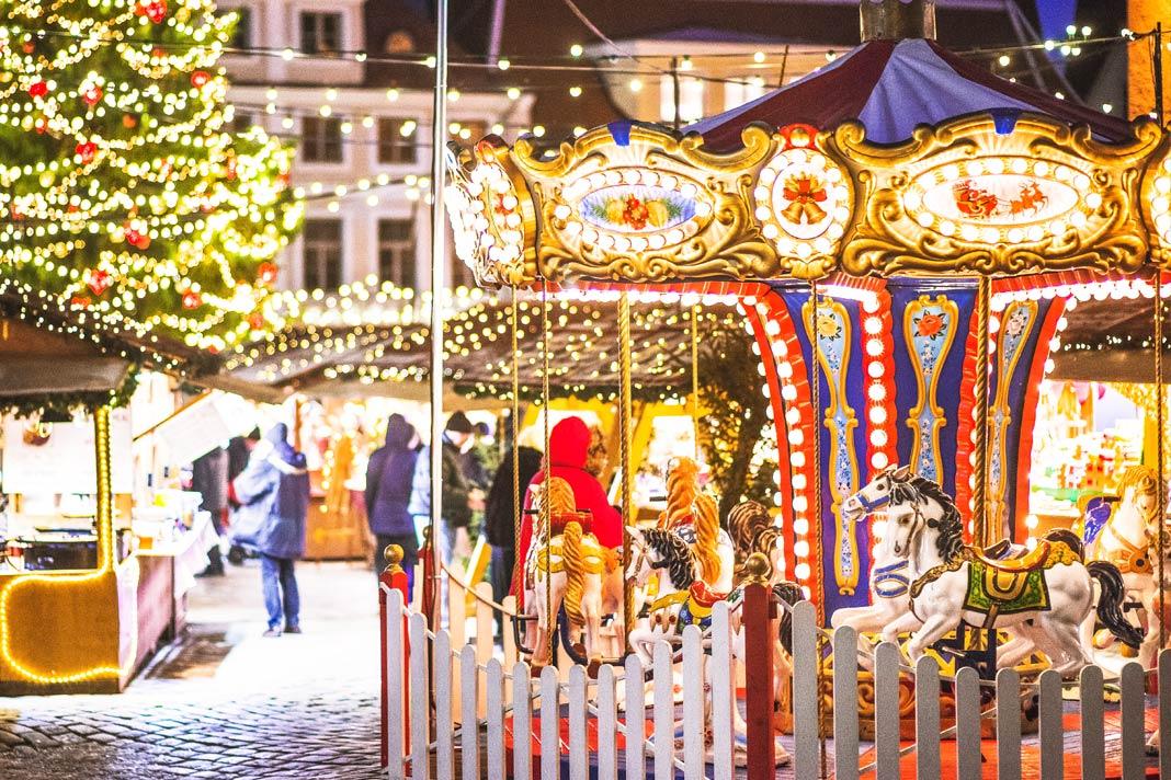 Vue sur le marché de Noël de Cologne avec un carrousel pour enfants illuminé