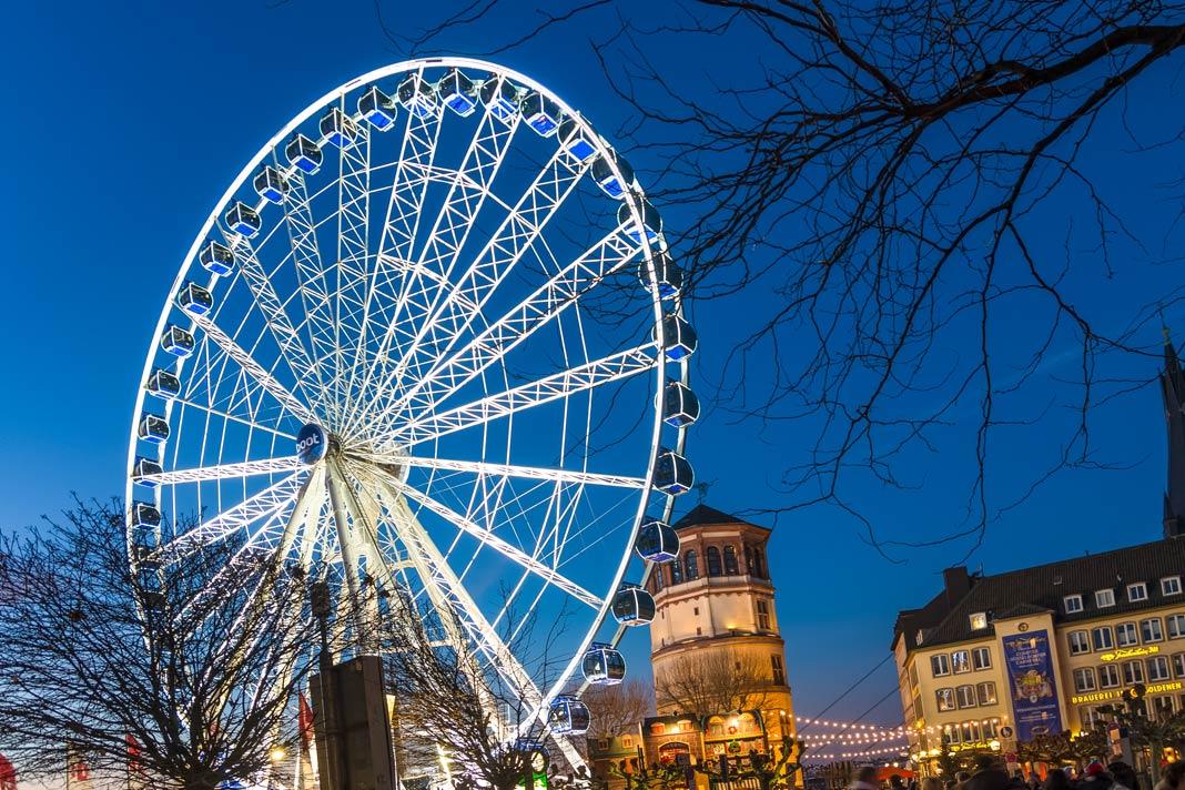 Vue de dessous sur la grande roue illuminée du marché de Noël de Düsseldorf