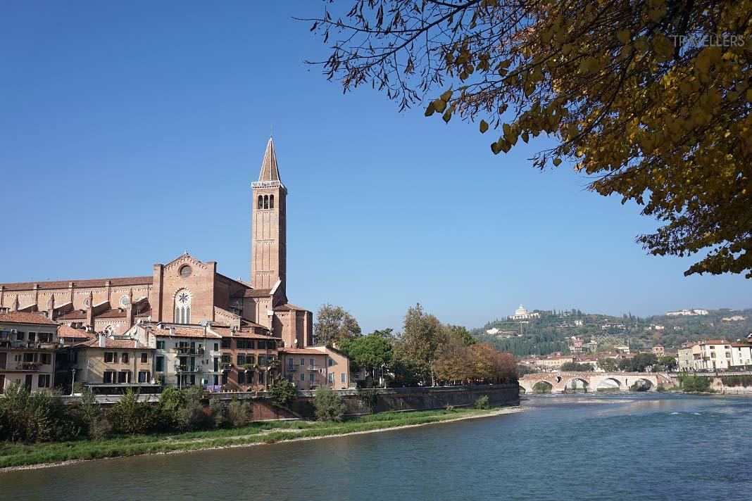 L'église Sant'Anastasia à Vérone, située au bord de la rivière