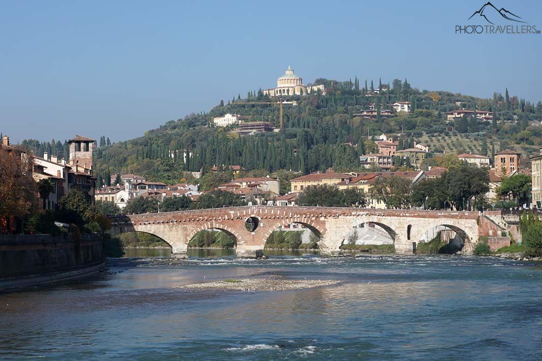 Le pont Ponte Pietra, un pont romain en arc sur la rivière Adige à Vérone