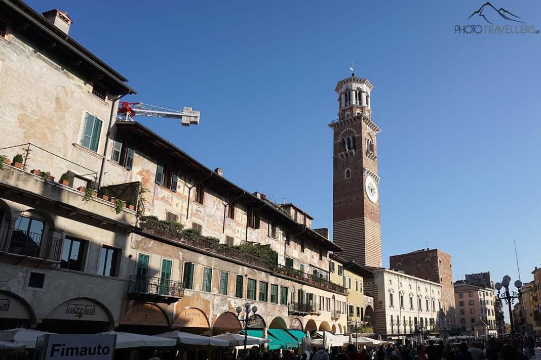 La Piazza delle Erbe avec la Torre dei Lamberti à Vérone