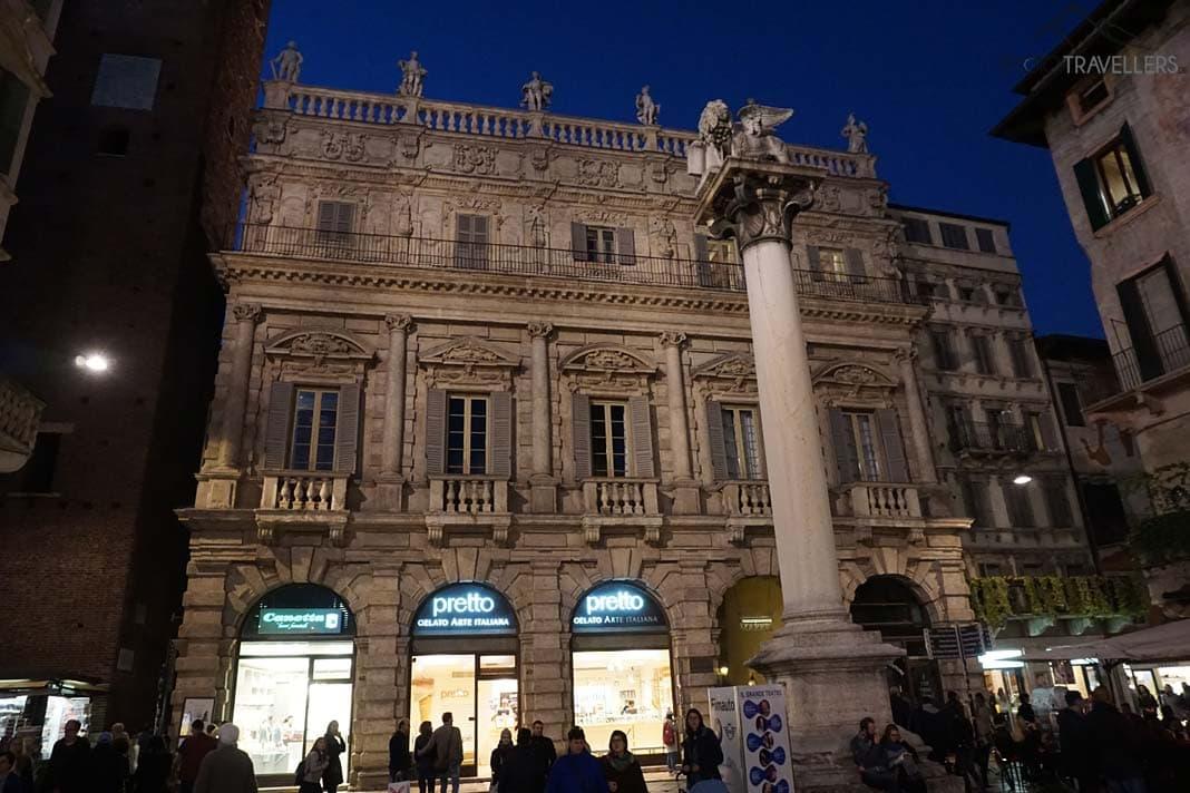 Le palais richement décoré Palazzo Maffei à Vérone
