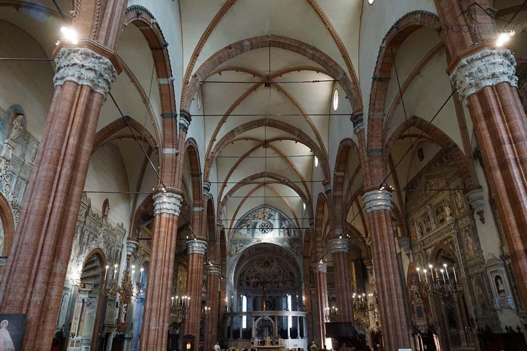 L'intérieur de la cathédrale Santa Maria Matricolare à Vérone