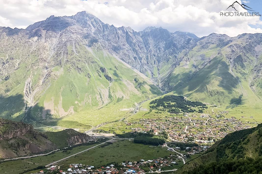 Geórgia com vista para as montanhas em Stepanzminda/Qasbegi