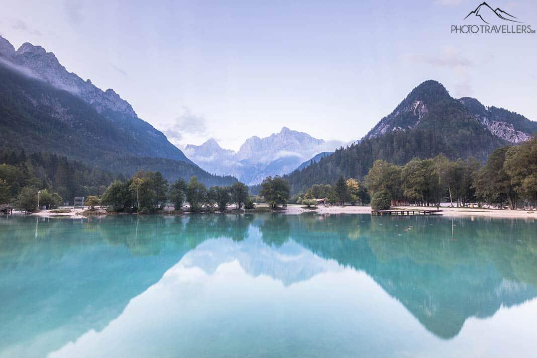 Montanhas que se refletem no Lago Jasna pela manhã.