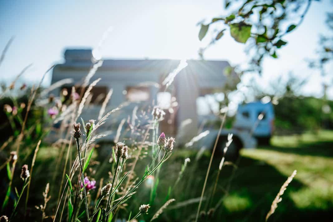 Autocaravana en un estacionamiento natural de Landvergnügen