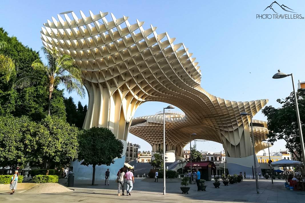Vista desde abajo de la escultura Metropol Parasol