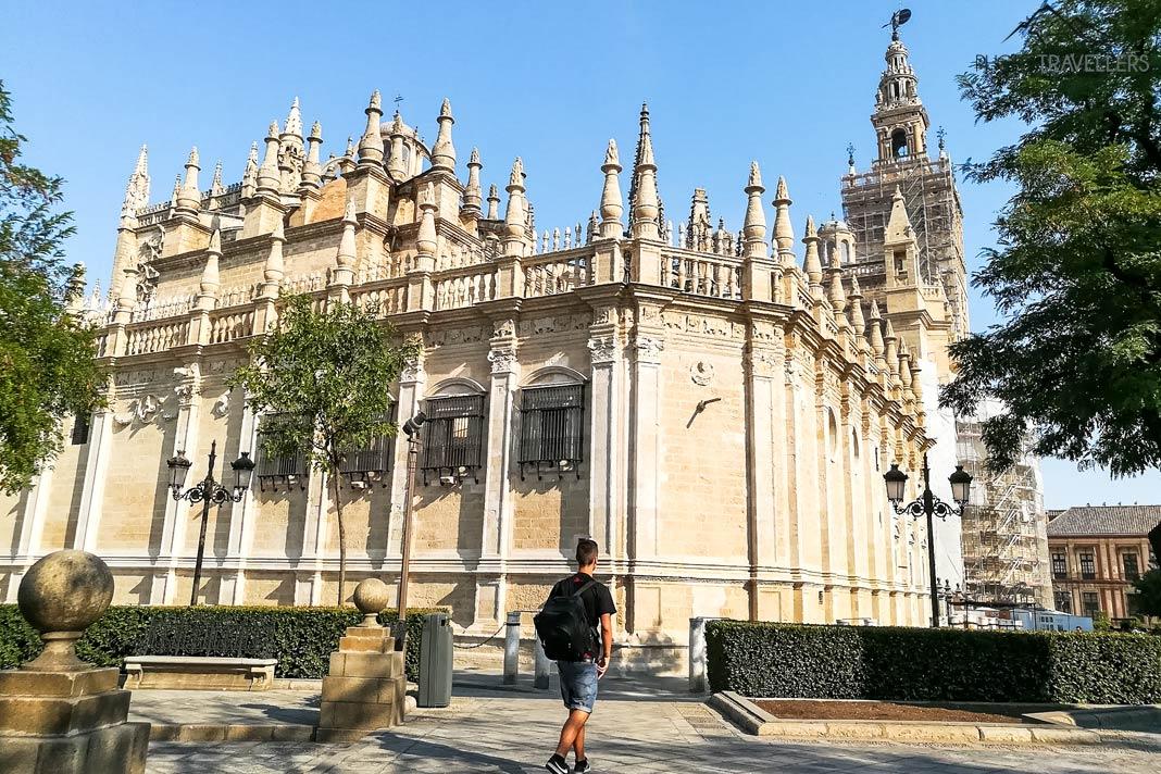 Claudio frente a la catedral Santa María de la Sede
