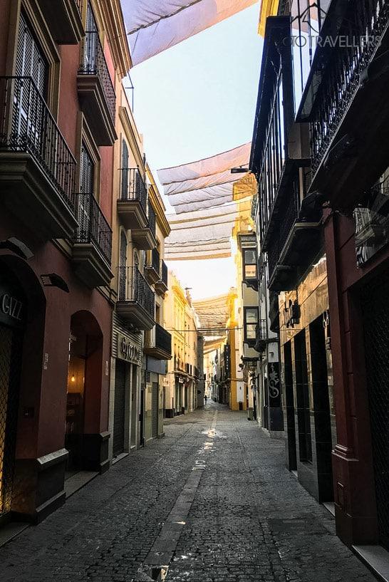 Vista de una calle vacía en el barrio de Santa Cruz