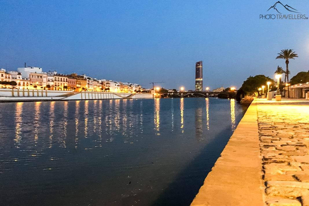 Vista del barrio de Triana por la noche