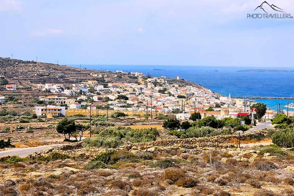 Les maisons blanches de Fry se trouvent dans une baie entourée de collines dénudées