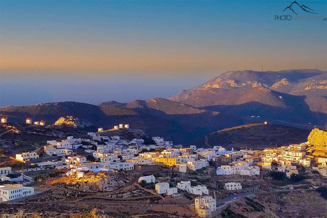 Coucher de soleil derrière les maisons blanches de Chora, perchées sur une crête