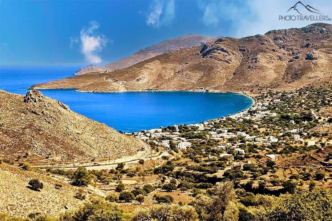 Des collines nues entourent la baie bleue de Livadia sur Tilos