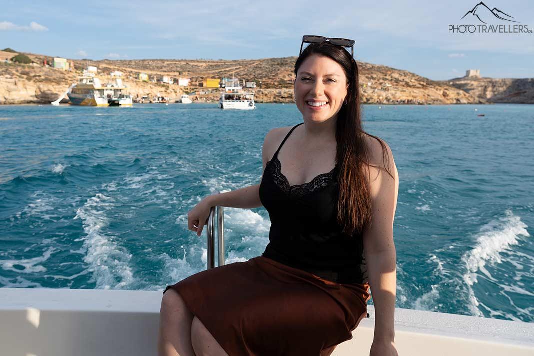La blogueuse de voyage Biggi Bauer sur un bateau dans la Laguna bleue à Comino