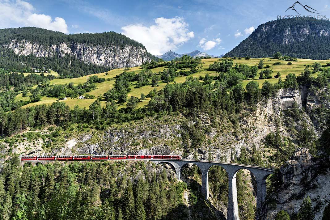 Un train de la Rhätische Bahn sur le viaduc de Landwasser en Suisse