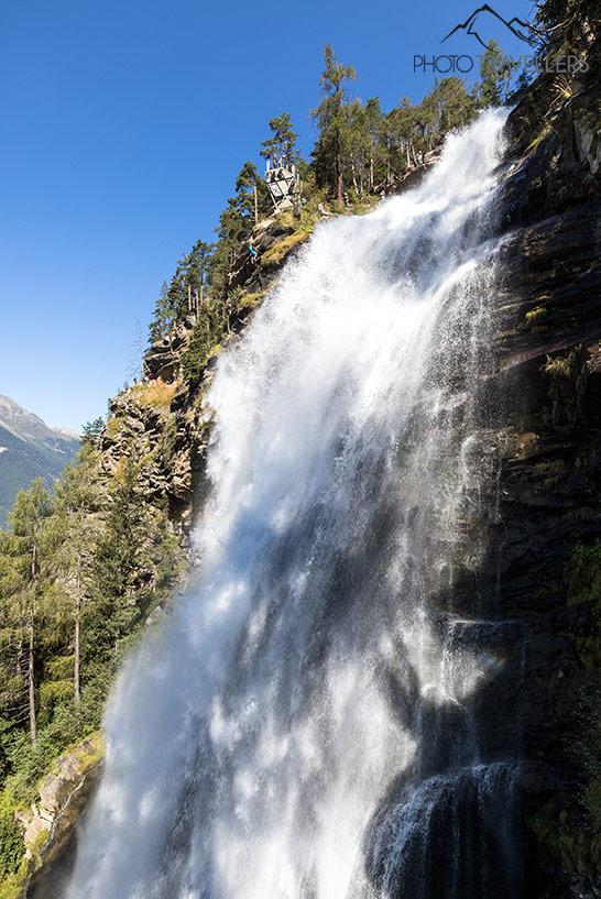 A vista da imponente cachoeira de uma plataforma de observação