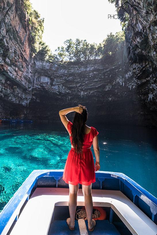 Avec un bateau, vous naviguez sur le lac