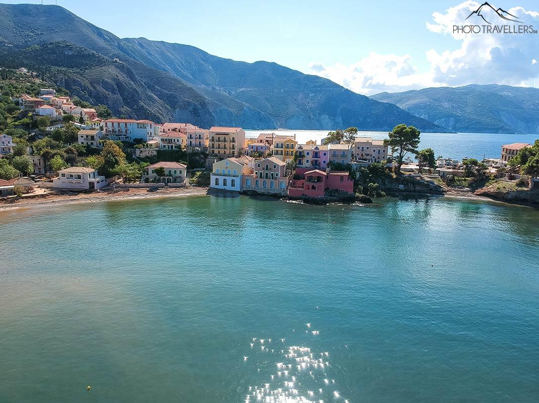 Vue sur le magnifique village côtier d'Asos à Céphalonie
