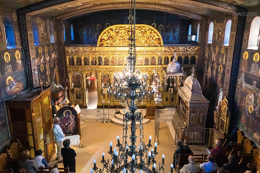 Le monastère de Saint Agios Geronimou lors d'un service religieux
