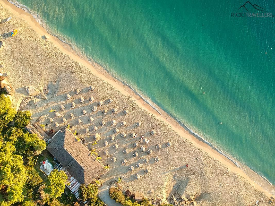 La plage de Markis Gialos - l'une des plages de Lassi - vue d'en haut
