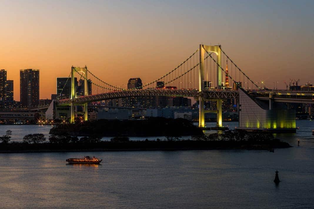 El Puente Rainbow en Tokio al anochecer