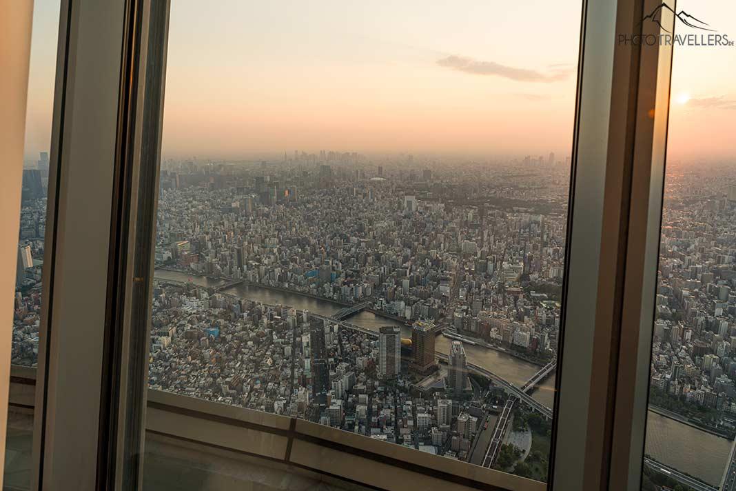 La vista sobre los techos de Tokio desde el Tokyo Skytree al atardecer
