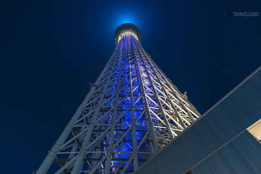 El Tokyo Skytree iluminado de noche en azul