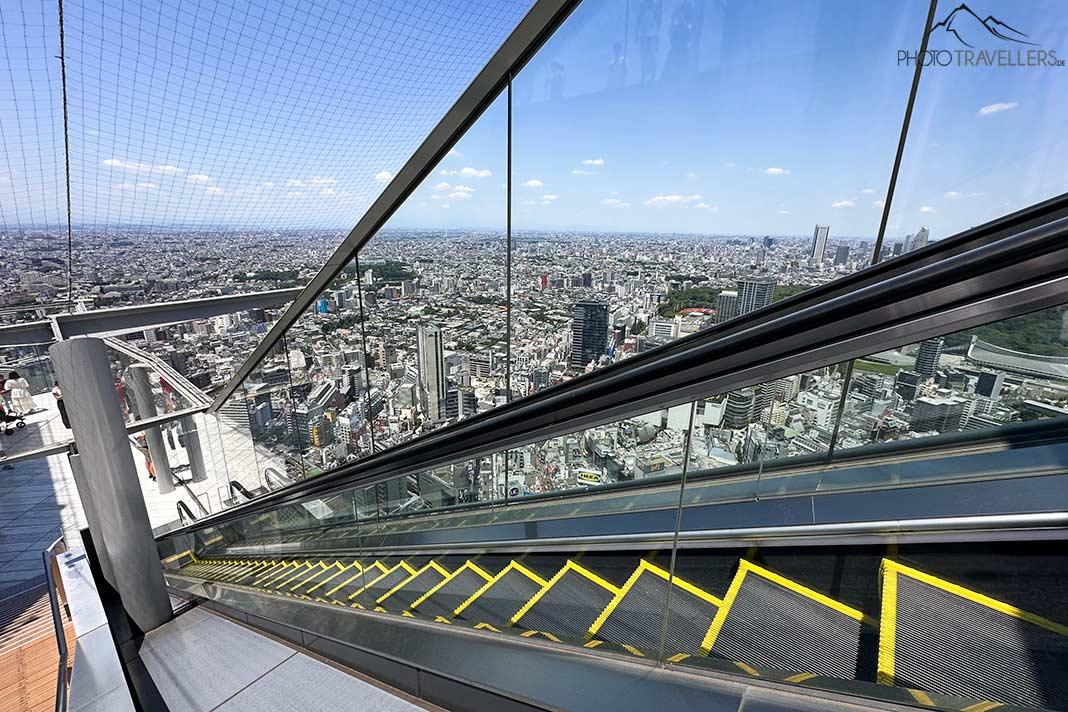 La escalera mecánica en la azotea del rascacielos Shibuya Scramble Square
