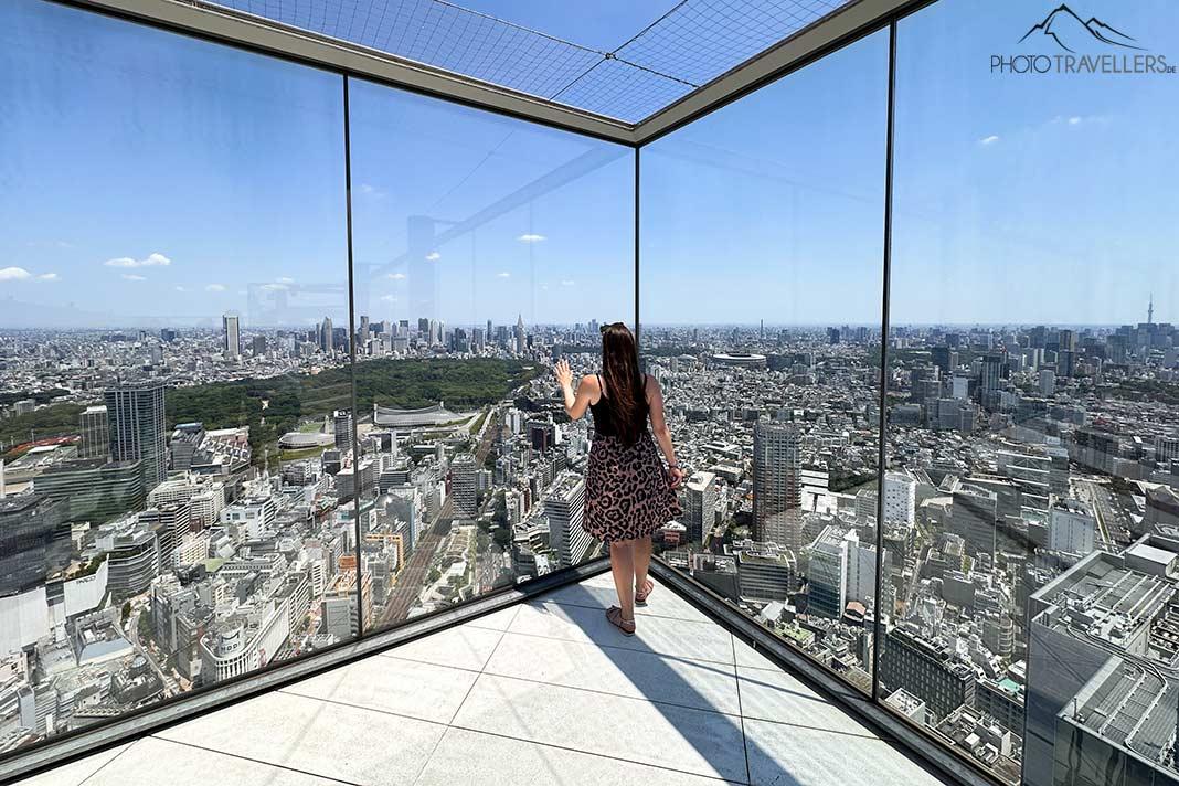 La bloguera de viajes Biggi Bauer en la plataforma de observación Shibuya Sky en Tokio