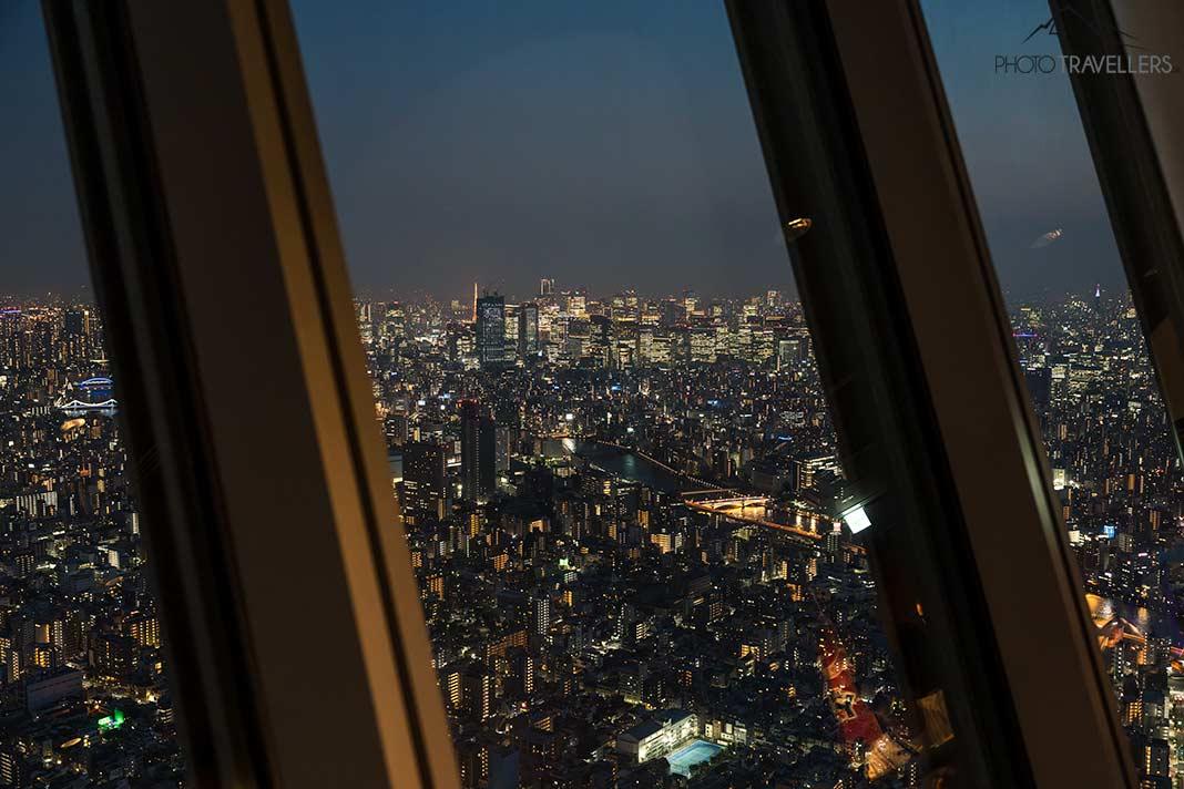 La vista sobre los techos de Tokio desde el Tokyo Skytree de noche