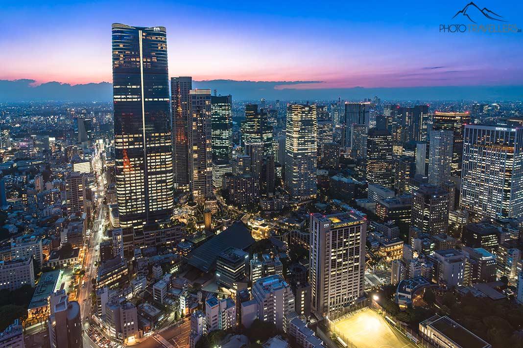 La vista nocturna desde el Tokyo Tower sobre la ciudad iluminada
