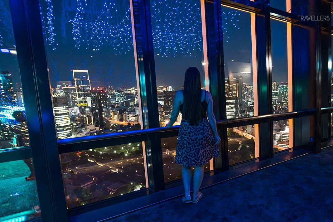 La bloguera de viajes Biggi Bauer observa la ciudad iluminada desde el Tokyo Tower