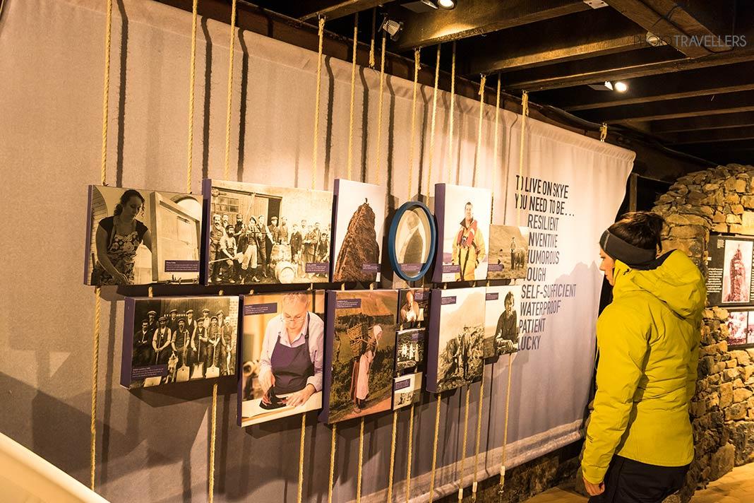 Journaliste de voyage Biggi Bauer flânant dans l'exposition de la distillerie de Talisker