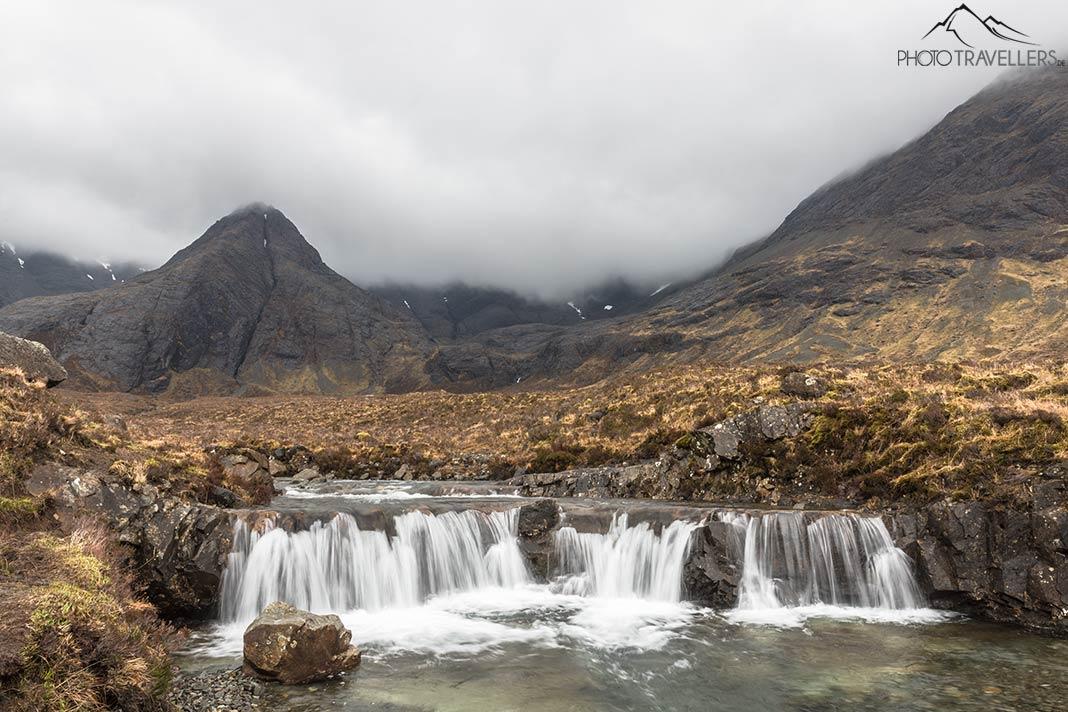 Chutes d'eau dans un paysage imposant