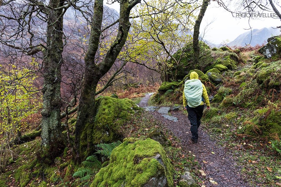 Journaliste de voyage Biggi Bauer sur un sentier de randonnée dans la vallée de Glen Nevis