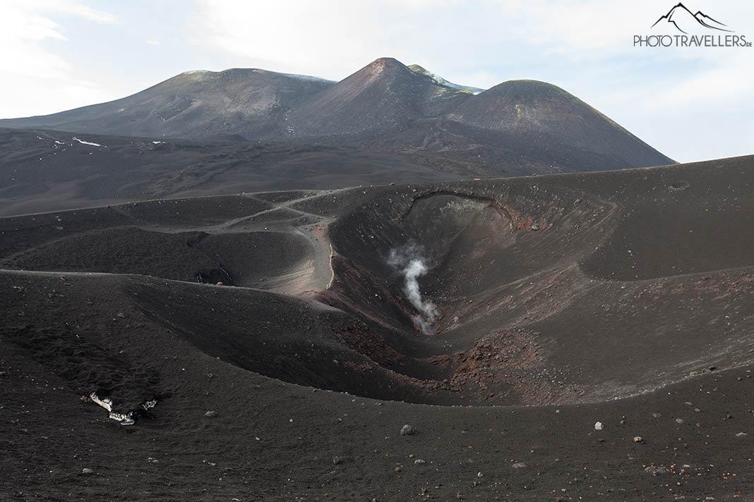 Uma pequena nuvem de vapor no platô do Etna