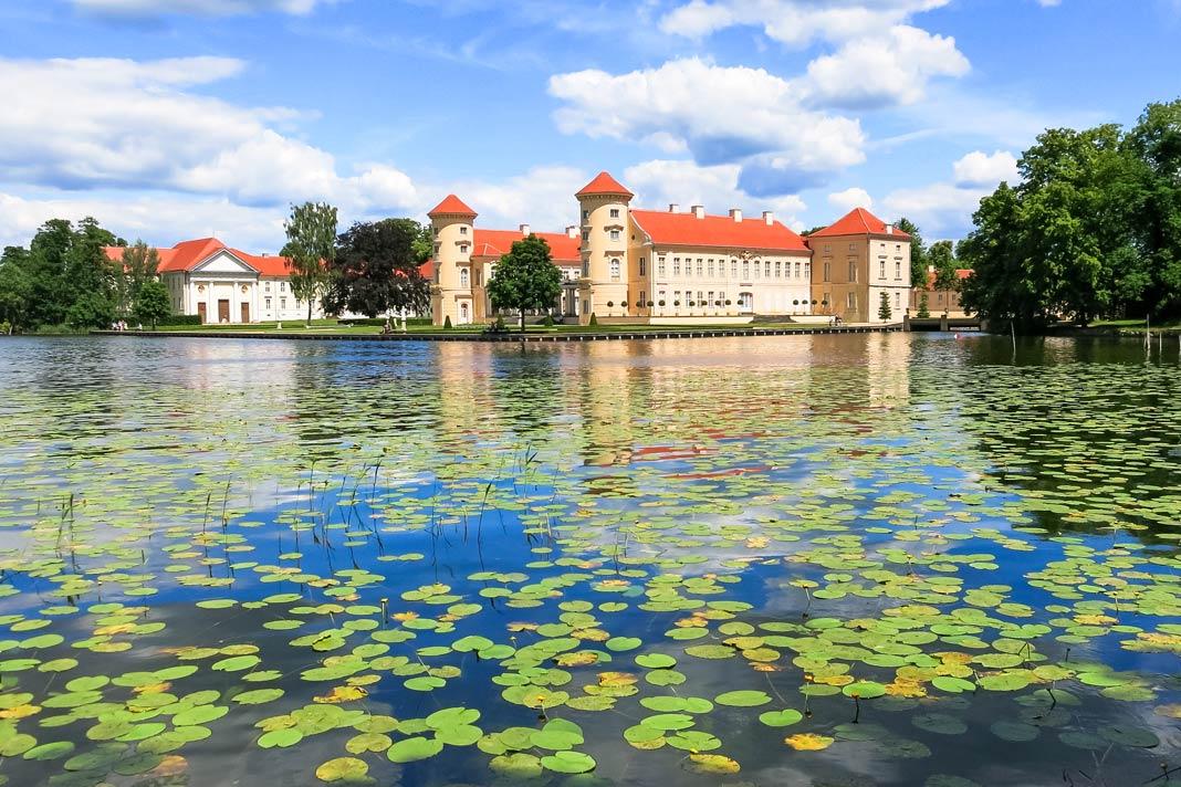 Palácio de Rheinsberg com lago