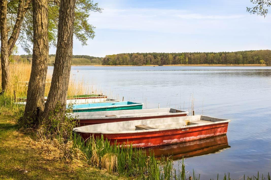 Barcos coloridos em um lago na Uckermark